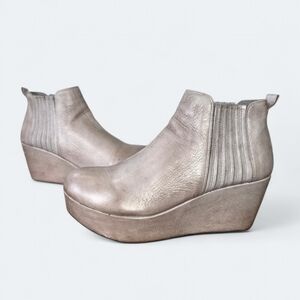 Chocolat Blu Walden Women’s Wedge Ankle Boot Size 8 Gray
